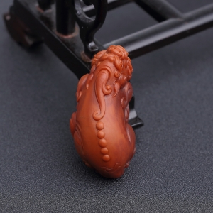 俏色南红貔貅吊坠