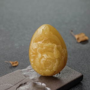 带皮鸡油黄蜜蜡牡丹花吊坠