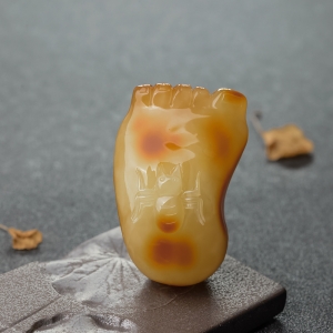 带皮俏色蜜蜡知足吊坠