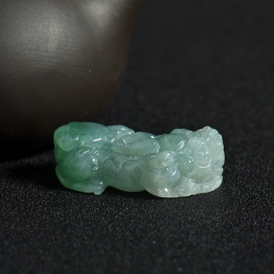 糯种浅绿翡翠貔貅吊坠