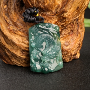 糯冰种蓝水翡翠龙牌吊坠