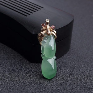 18K镶钻糯冰种浅绿翡翠葫芦吊坠