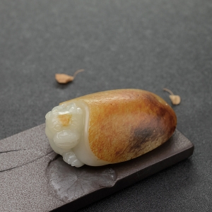 新疆俏色和田玉籽料乌龟吊坠