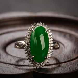 18K金镶钻糯种翠绿翡翠随形戒指