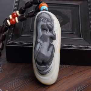 新疆俏色和田玉籽料美女手把件