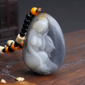 新疆俏色和田玉籽料美女手把件