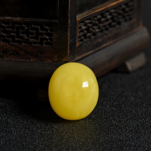 鸡油黄蜜蜡随形吊坠