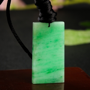 糯种飘翠翡翠平安无事牌吊坠