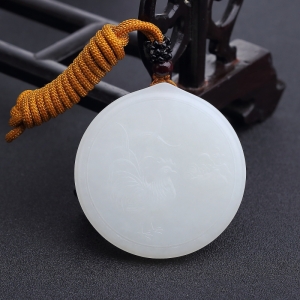 新疆和田羊脂白玉山料吉运来临吊坠