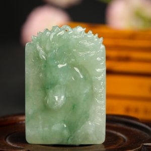 糯冰种浅绿翡翠志在千里吊坠