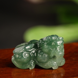 糯种深绿翡翠貔貅吊坠