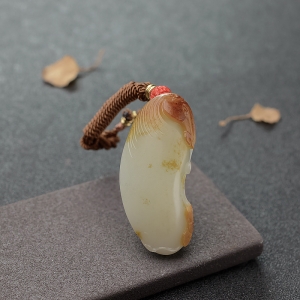 新疆俏色和田玉籽料马上有钱吊坠