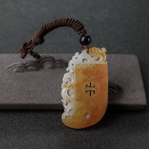 新疆俏色和田玉籽料龙凤牌吊坠