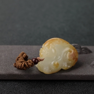 新疆俏色和田玉籽料貔貅吊坠