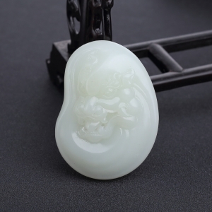 俄料青白玉山料龙头吊坠