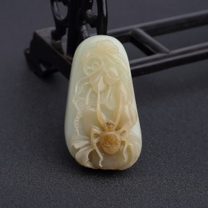 俄料俏色和田玉山料蜘蛛吊坠