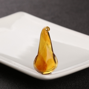 棕珀玉兰花吊坠