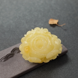 浅黄蜜蜡牡丹花吊坠