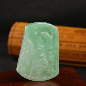 糯种浅绿翡翠龙牌吊坠