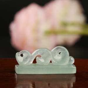 糯冰种浅绿翡翠祥云吊坠