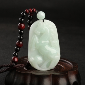 糯种浅绿翡翠午马吊坠