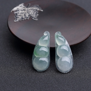 冰种浅绿翡翠福豆吊坠（两件）