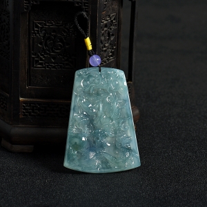 糯冰种飘花翡翠龙牌吊坠