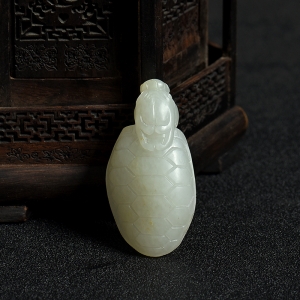 新疆和田白玉籽料龙龟吊坠