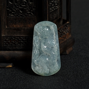 糯冰种飘花翡翠龙牌吊坠