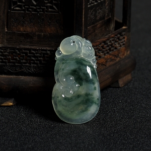 糯冰种飘花翡翠如意吊坠