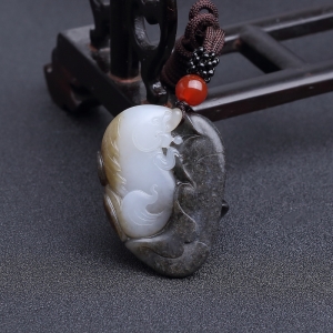 新疆俏色和田玉山料连年有余吊坠