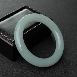 57#糯种浅绿翡翠圆镯