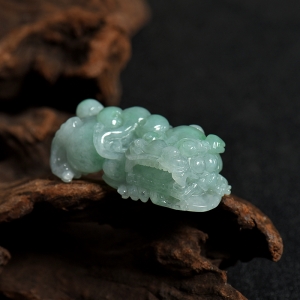 糯种浅绿翡翠貔貅吊坠