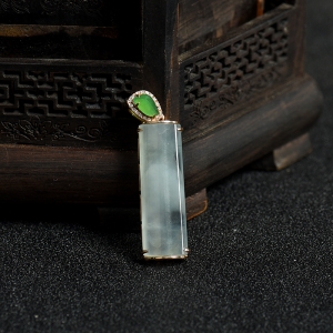 18K金镶钻糯冰种翡翠节节高升吊坠