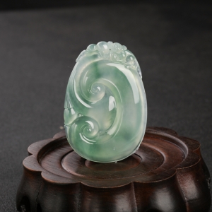 糯冰种飘花翡翠如意吊坠