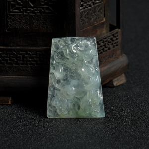 糯冰种无色翡翠马牌吊坠