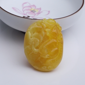 带皮褐黄蜜蜡灵鼠运财吊坠