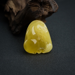 带皮鸡油黄蜜蜡葫芦吊坠