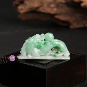 糯种飘翠翡翠青龙吊坠