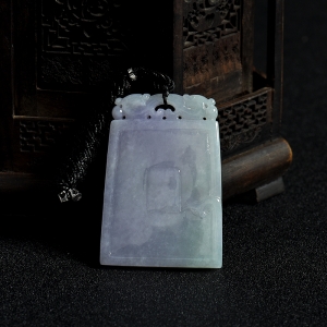 糯种浅紫翡翠龙牌吊坠