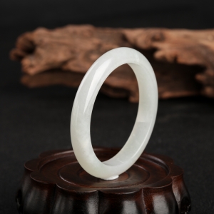 55.08#糯种白色翡翠手镯