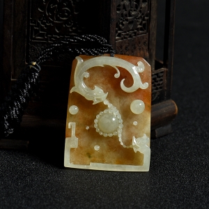 糯种俏色黄翡双龙戏珠吊坠