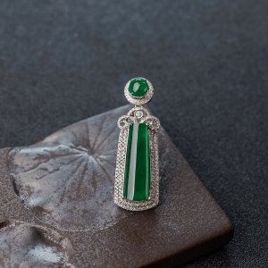 18K金镶钻糯冰种翠色翡翠吊坠