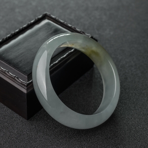 60#糯冰种俏色翡翠扁镯