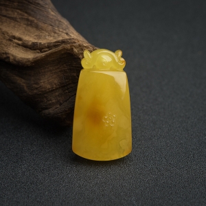 鸡油黄蜜蜡无事牌吊坠