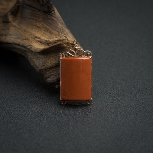 18K金镶柿子红南红无事牌吊坠