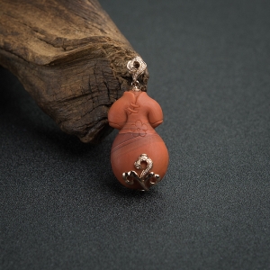 18K金镶钻柿子红南红旗袍吊坠