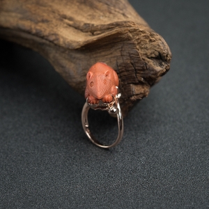 18K金镶钻铁皮包浆料南红老鼠戒指