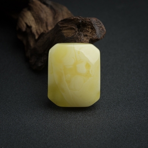 鸡油黄蜜蜡无事牌吊坠