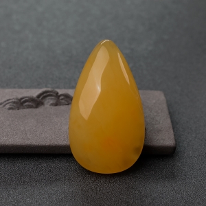 鸡油黄蜜蜡随形吊坠